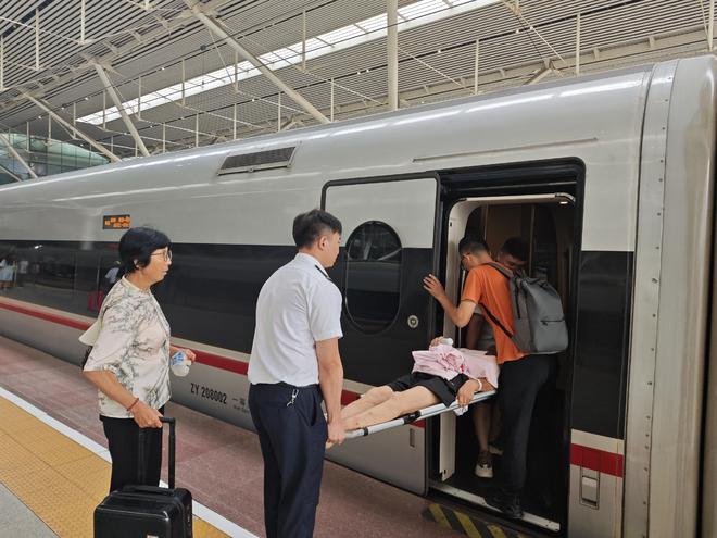 深圳北站：坚守中的甜 晕染暑运暖心色