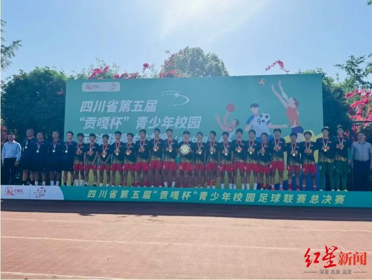 五一“金牌球市”大戏开启前，成都足球小将先带来了一份惊喜……