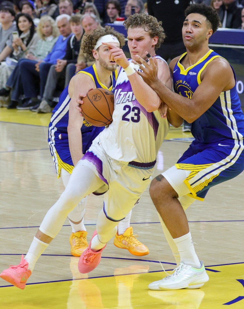 篮球——NBA常规赛:勇士胜爵士_腾讯新闻